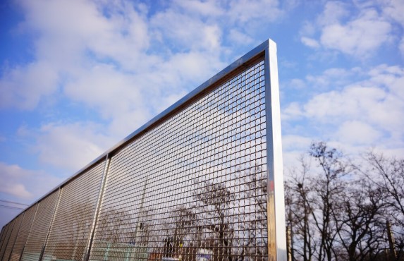 Read more about the article Aluminum Fence Vs Vinyl Fence in Florida: Which One Fits Your Home?